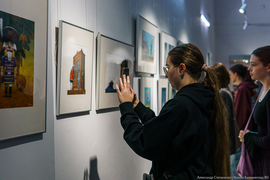 Графика, янтарь и арт: в Музее искусств открылась выставка «Магнетизм Гофмана» (фото)