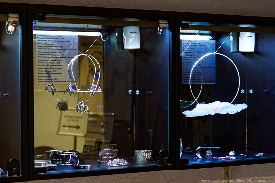 «Металлические метаморфозы»: в Музее янтаря открылась выставка выпускников «Мухи» (фото)