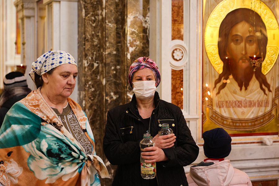 Великая агиасма: освящение воды в соборе Христа Спасителя в Крещенский сочельник (фото)