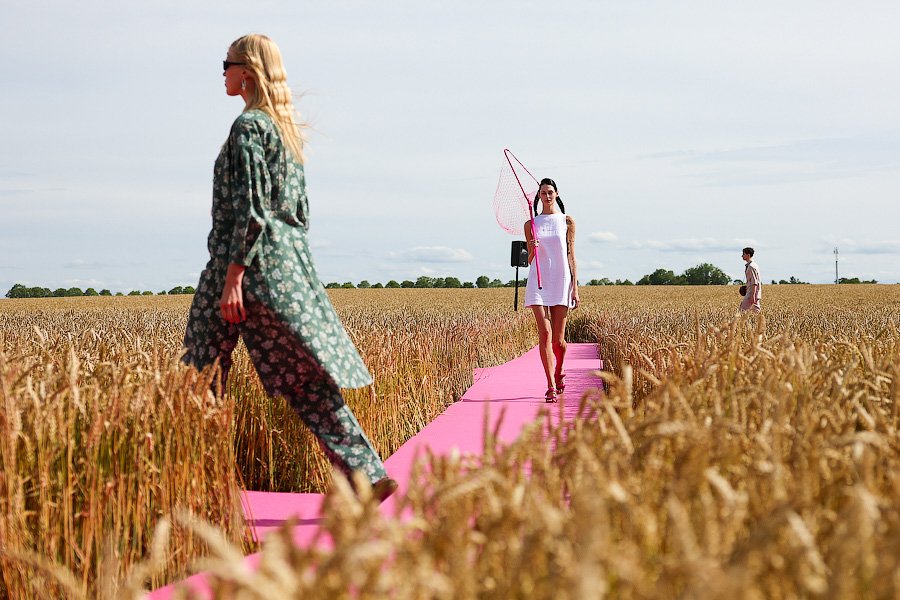 Один в поле — дизайнер: на Дне поля прошёл модный показ в колосьях (фото)