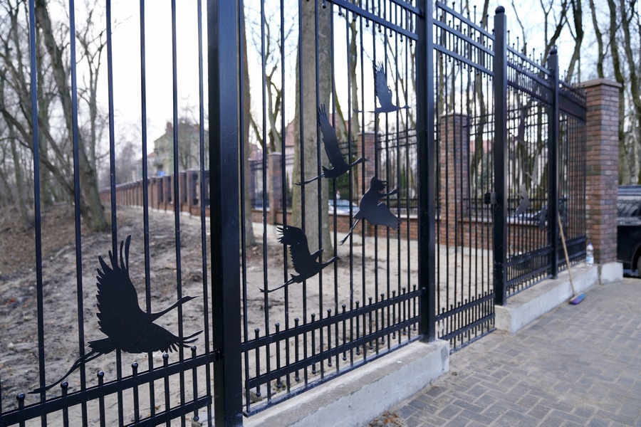 16 марта: новое ограждение зоопарка на улице Руставели