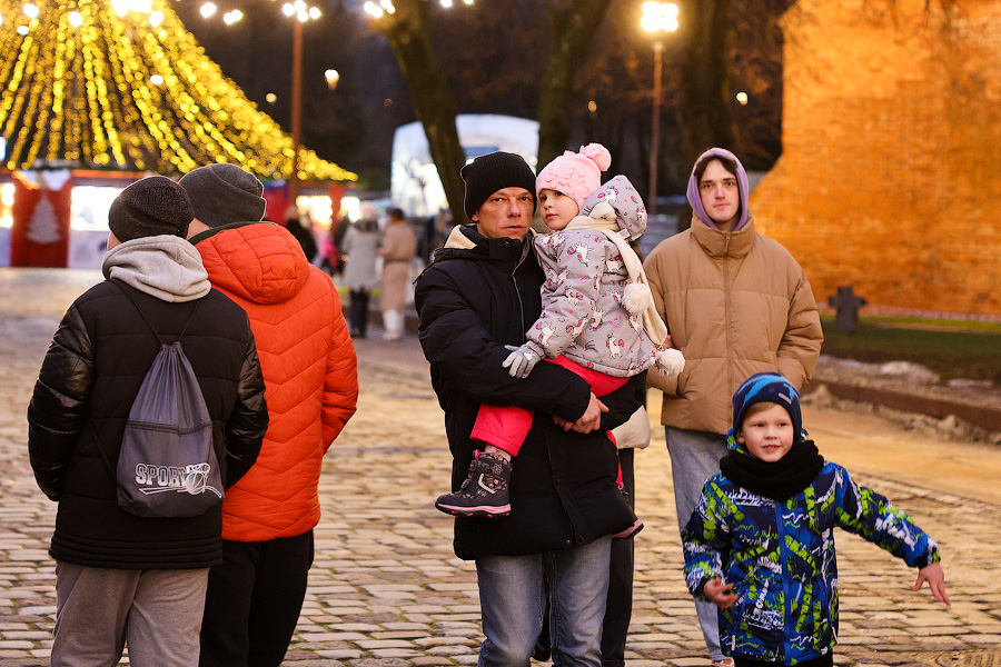 Гастрономическая шаурма и другие: на острове Канта открылась новогодняя ярмарка (фото)
