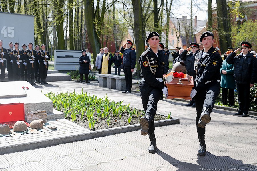 Память героям: в Калининграде перезахоронили найденных поисковиками воинов