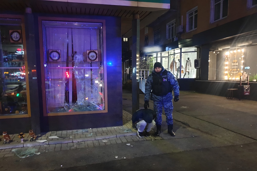 Калининградец разбил витрины «Янтарной шкатулки» на Ленинском ради янтарных часов (фото)