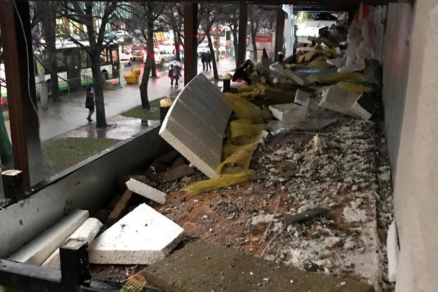 Бизнесмен пожаловался на падающий строительный мусор во время ремонта на Ленпроспекте