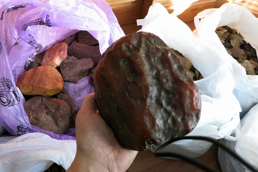 Граждане Китая пытались нелегально вывезти из области 3 чемодана янтаря