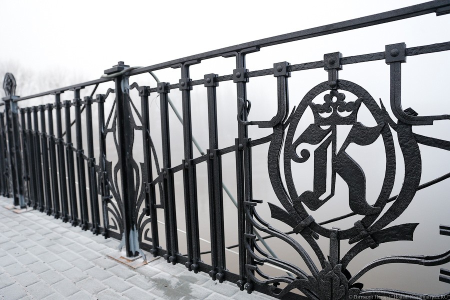 От авторов синей рыбы: на Высоком мосту ставят новую кованую ограду (фото)