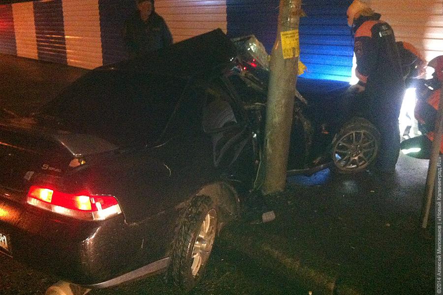 Водитель «Хонды» на Гагарина вылетел на встречку и «обнял» столб (фото)