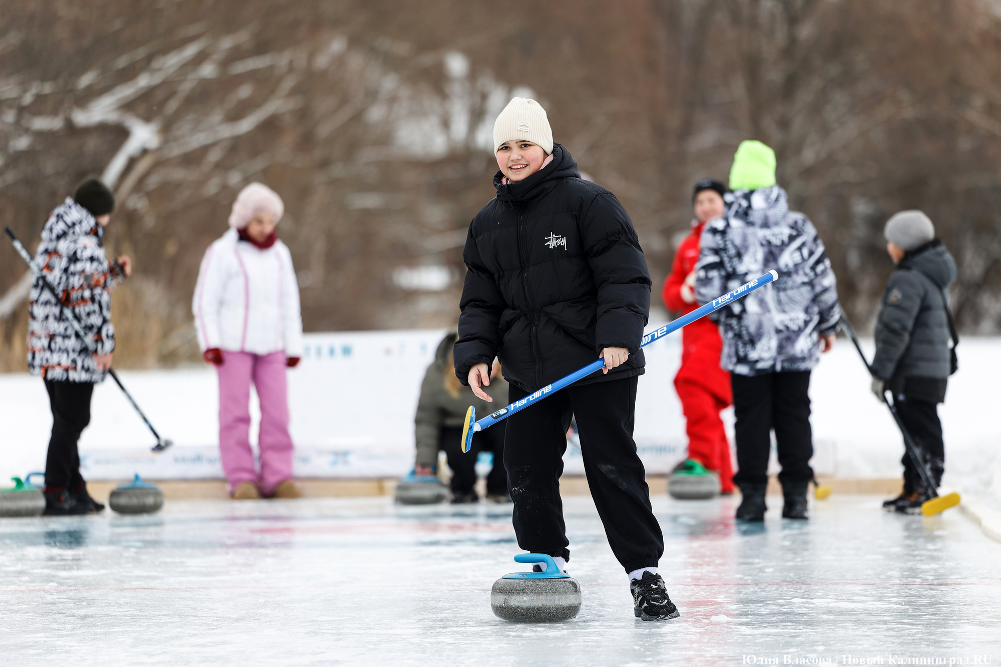 Камни, щетки и «дома»: на озере Шенфлиз впервые сыграли в кёрлинг (фото)