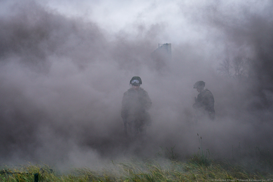 В условиях, приближенных к боевым: тренировка морпехов на психологической полосе препятствий