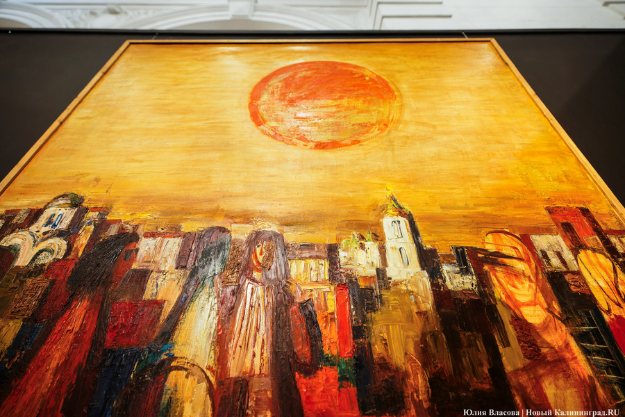 Вселенная смыслов и эмоций: в Музее искусств открылась выставка «Космос красного» (фото)