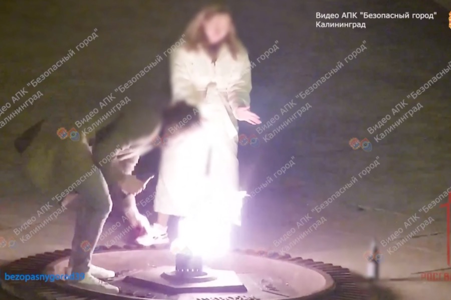 В Калининграде возбуждено дело против туристов, осквернивших Вечный огонь (видео)