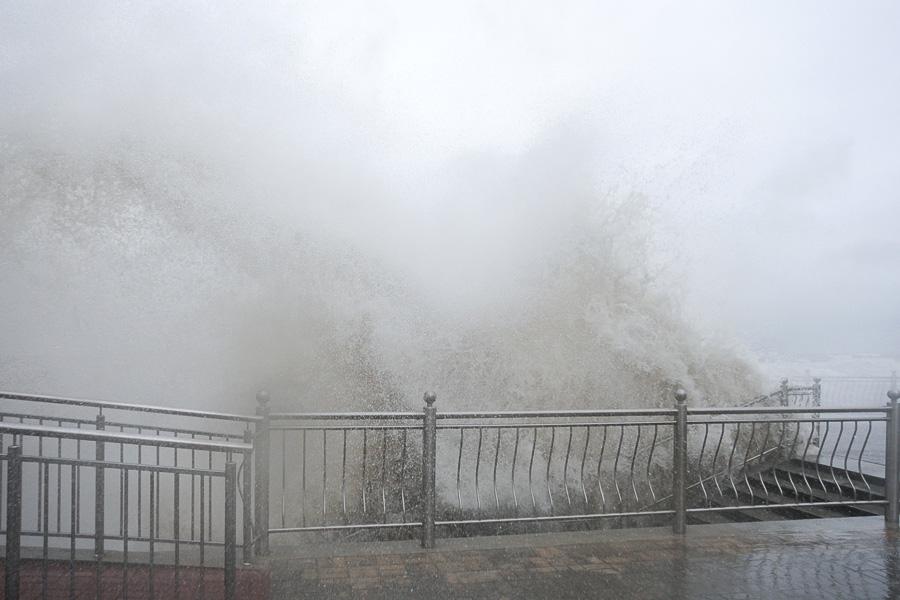 Добить «Ксавьером»: променад в Зеленоградске оказался не готов к зимним штормам