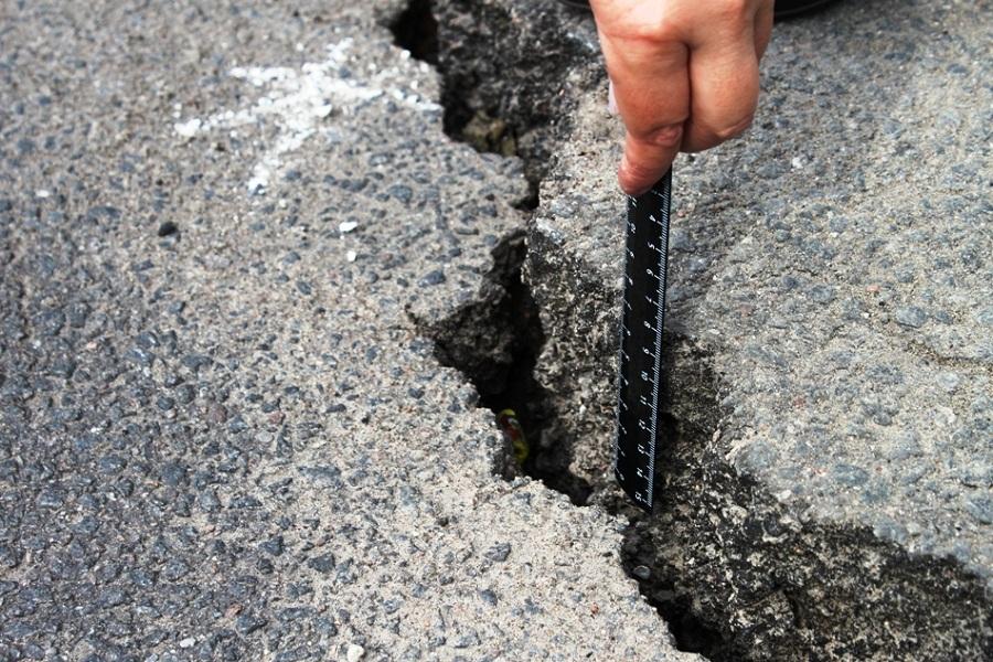 Движение на ул. Баграмяна ограничено из-за глубоких трещин у строительного котлована