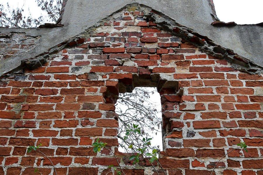 «К зданию не подходить»: что осталось от кирхи в поселке Поречье