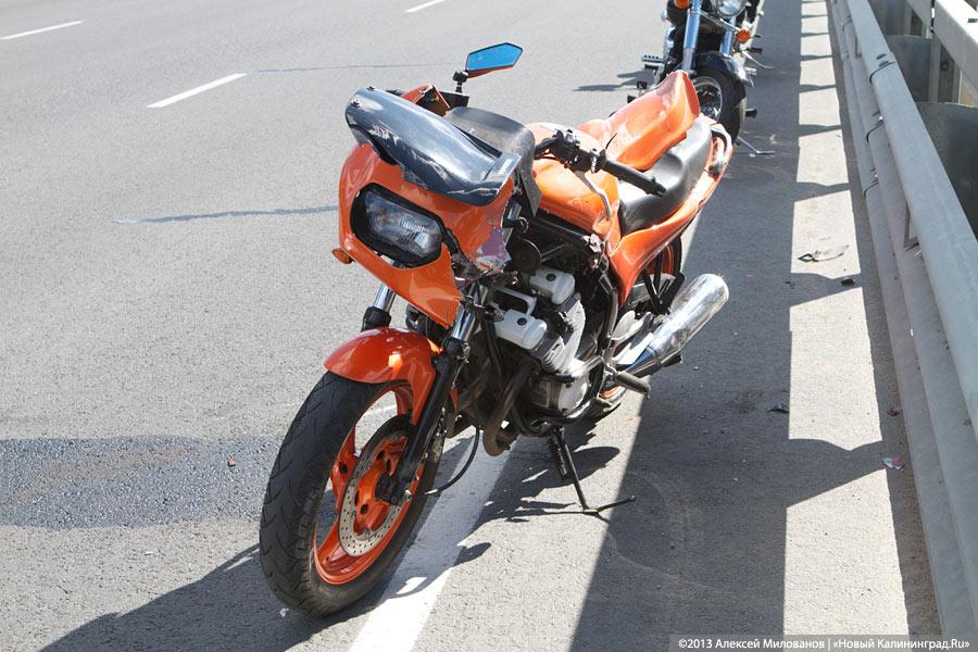 На второй эстакаде разбился мотоциклист, мотоцикл проехал ещё 300 метров (фото)