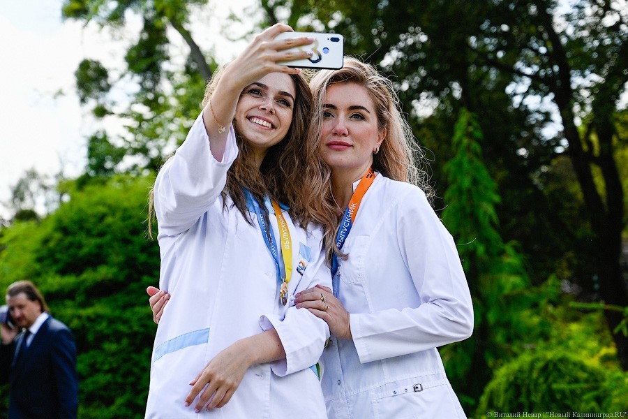 Как проходит вручение дипломов выпускникам БФУ в Ботаническом саду (фото)