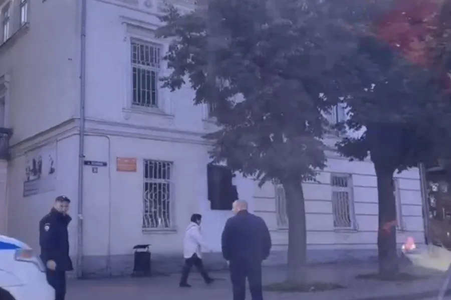 В Черняховске суд вынес приговор мужчине, поджегшему табличку на военкомате