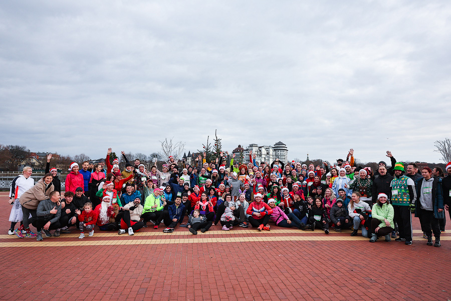 «Всем мира»: сторонники ЗОЖ пробежали по набережной Верхнего озера 2023 метра (фото)