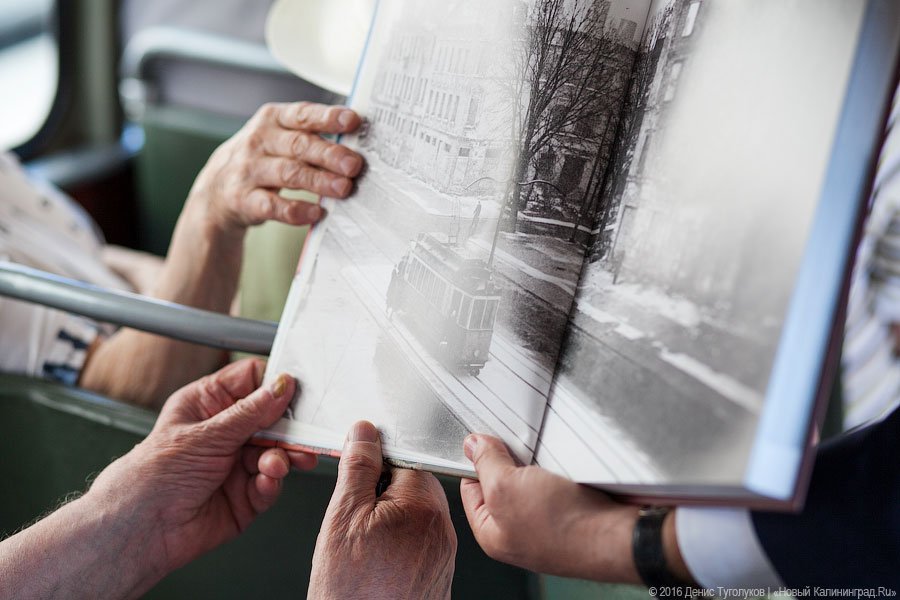 Почти ровесники: в Калининграде прошла трамвайная экскурсия для ветеранов