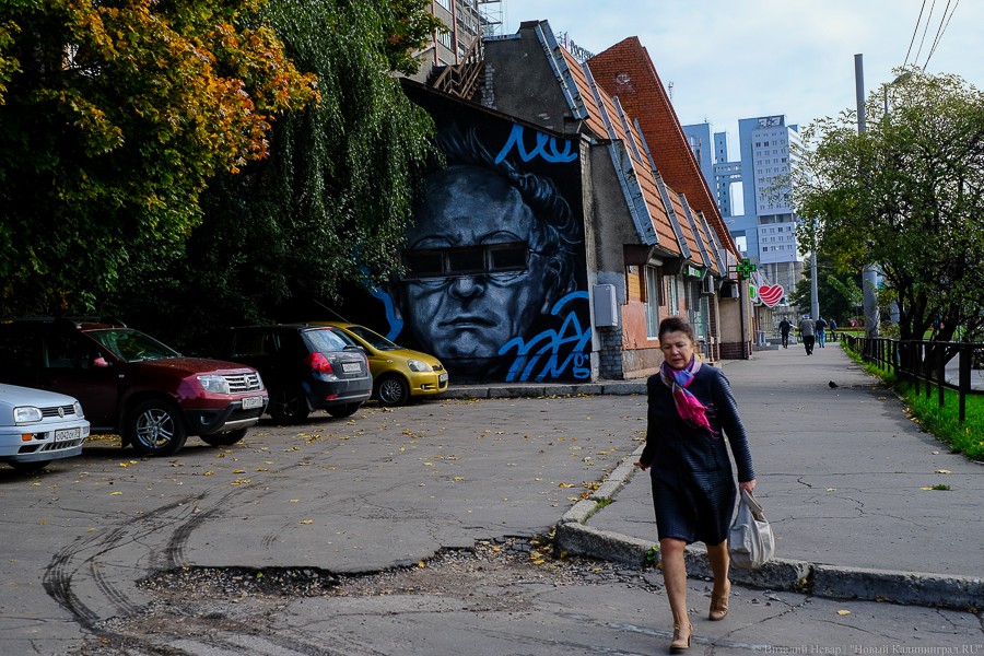 На стене Чеховки закончили рисовать портрет Иосифа Бродского (фото)