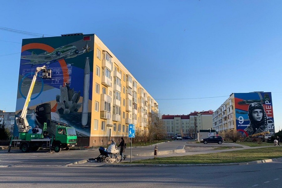 В Пионерском нарисовали портрет советского лётчика Эрика Гептнера на фасаде дома (фото)