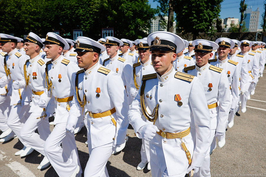 Погоны, кортики и женщины-офицеры: как прошел выпуск в БВМИ (фото)