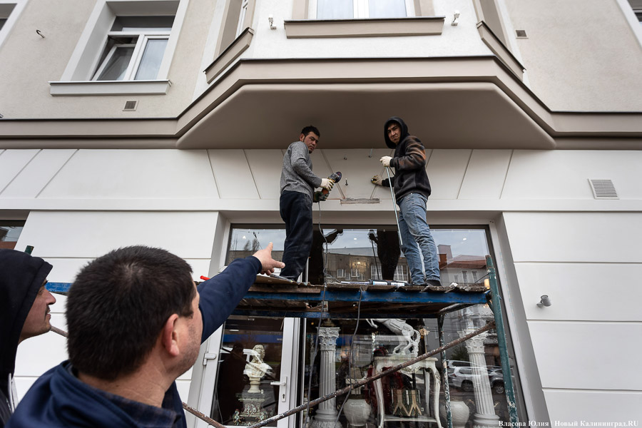 История в фибробетоне: на проспекте Мира установили горельефы первых переселенцев (фото)