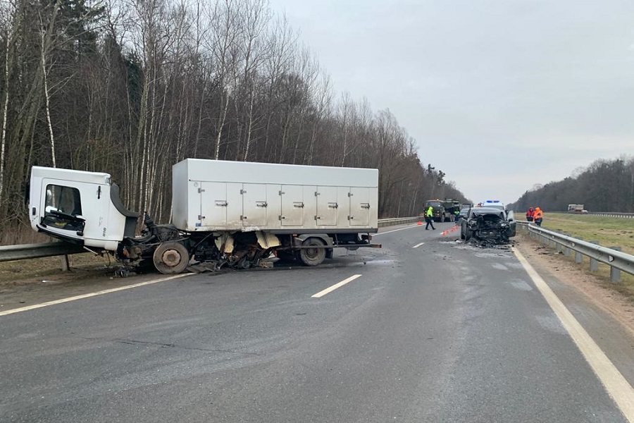 В Гвардейском районе при столкновении «Мерседеса» и «Порше» пострадали 4 человека