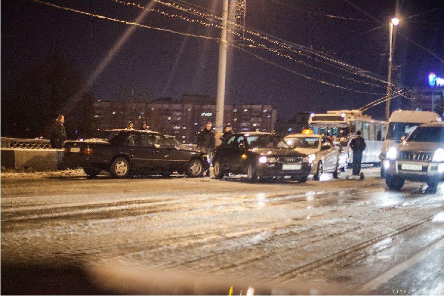 На эстакадном мосту столкнулись несколько машин, включая такси и маршрутку (+фото)