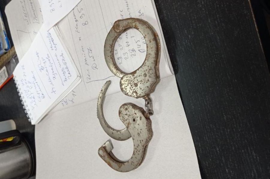 В Зеленоградском районе пьяные мужчины пристегнули друг друга наручниками и не смогли их снять