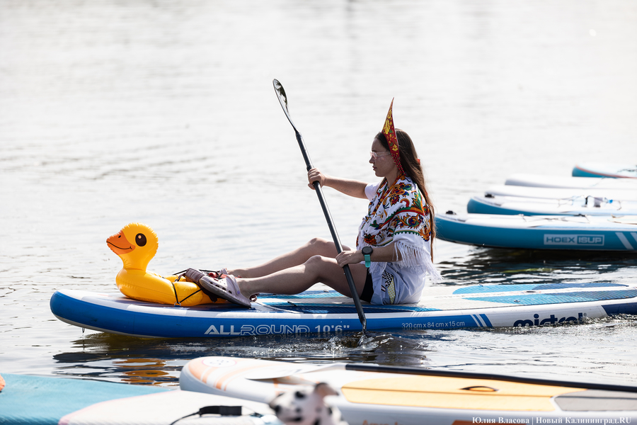 Царевны и богатыри на сапах: как в Калининграде прошёл костюмированный заплыв (фото)