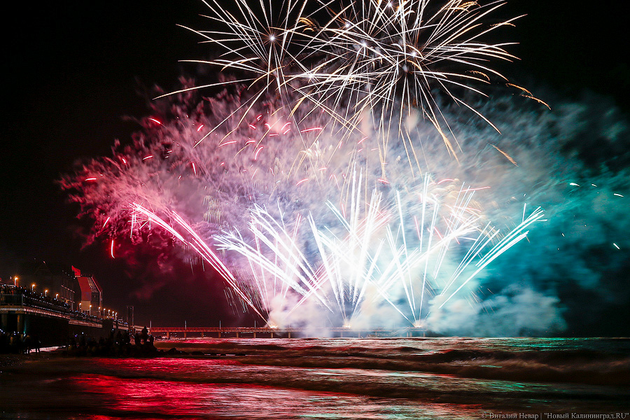 Небо, море и огни: в Зеленоградске стартовал чемпионат фейерверков