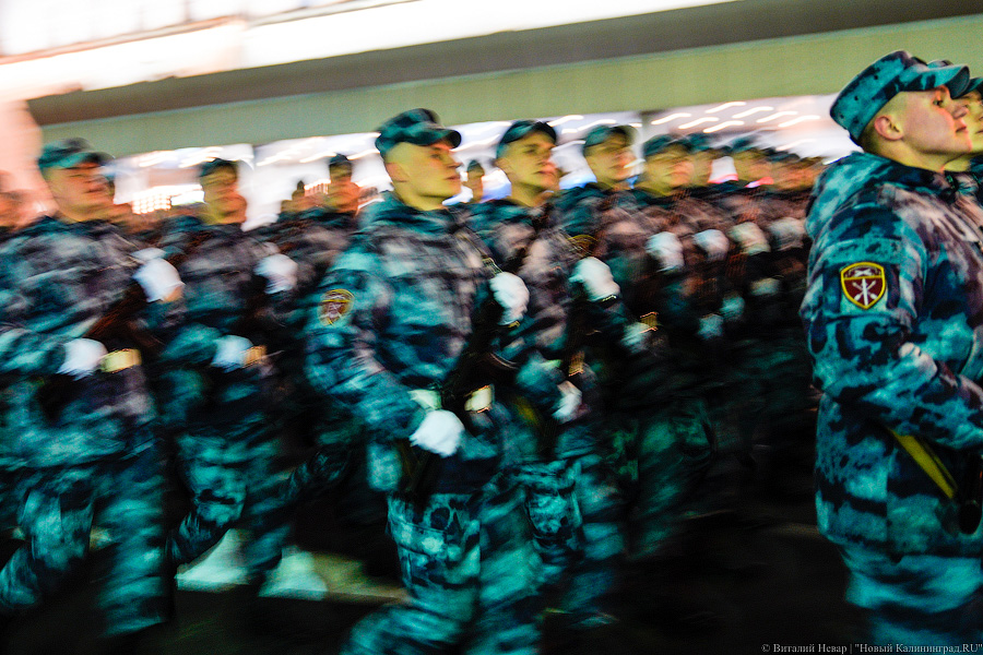 Вечерний марш: в Калининграде прошла репетиция парада Победы (фото)