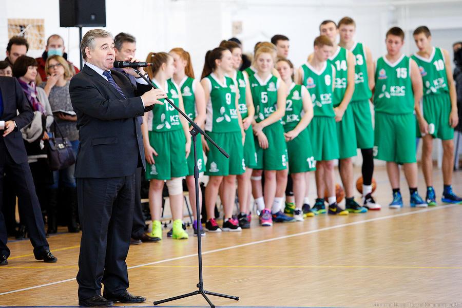 Чиновники против молодежи: как губернатор новый ФОК в Зеленоградске открывал