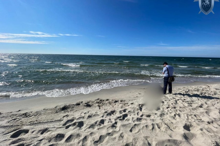 Тело купавшегося в Балтийске в шторм мужчины вынесло на берег (фото)