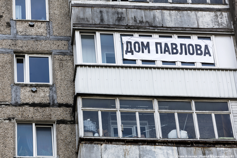 Оборона без воды: что происходит в доме на Моспроспекте, из которого не хотят съезжать 50 семей