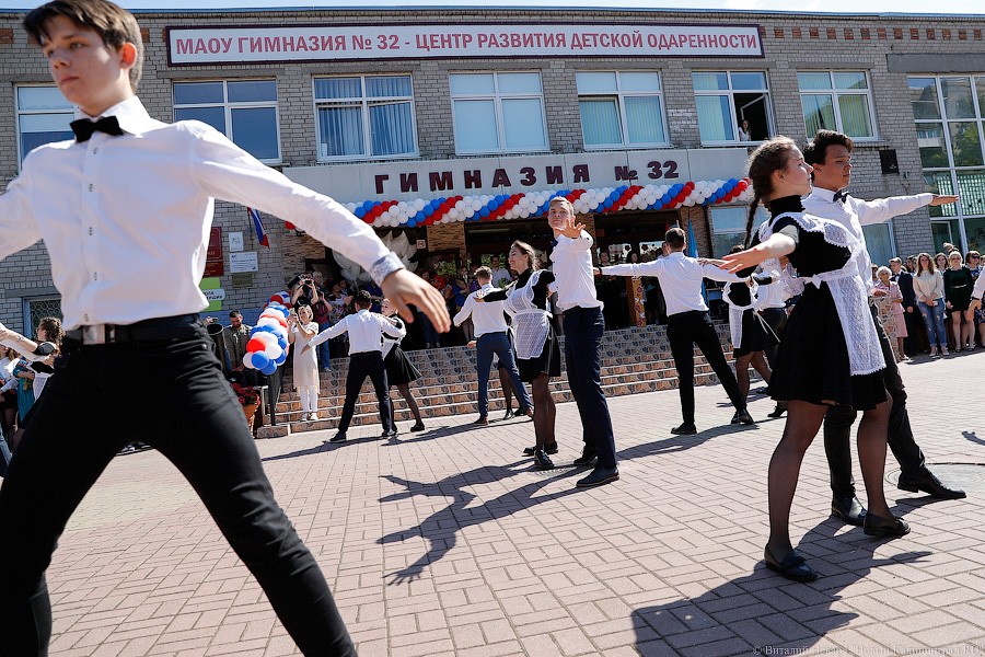 Майский вальс и слёзы: в школах Калининграда прозвенел последний звонок (фото)