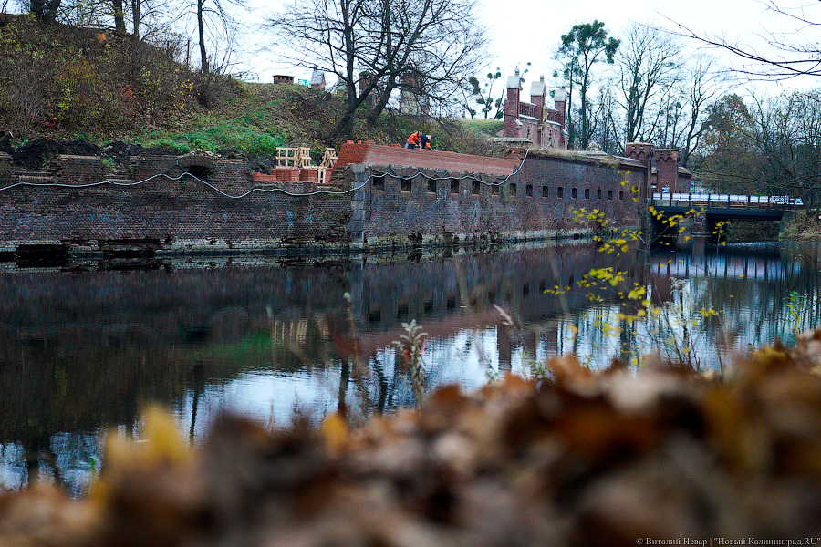 «Не можем делать один в один»: как реставрируют эскарповую стену Фридландских ворот