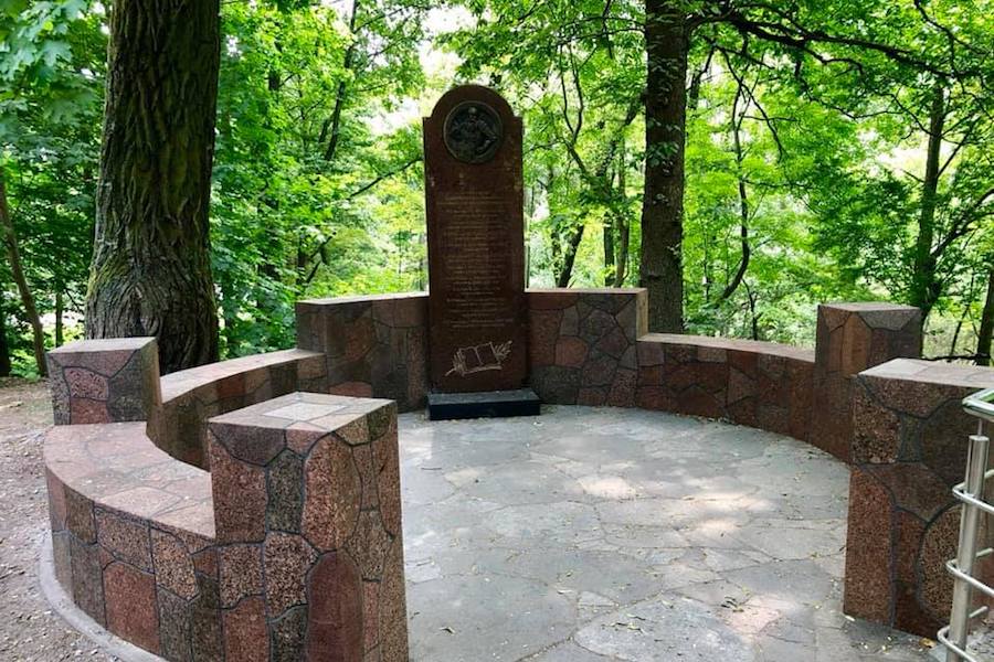 С пожизненной гарантией: памятник профессорам Альбертины восстановлен (дополнено)