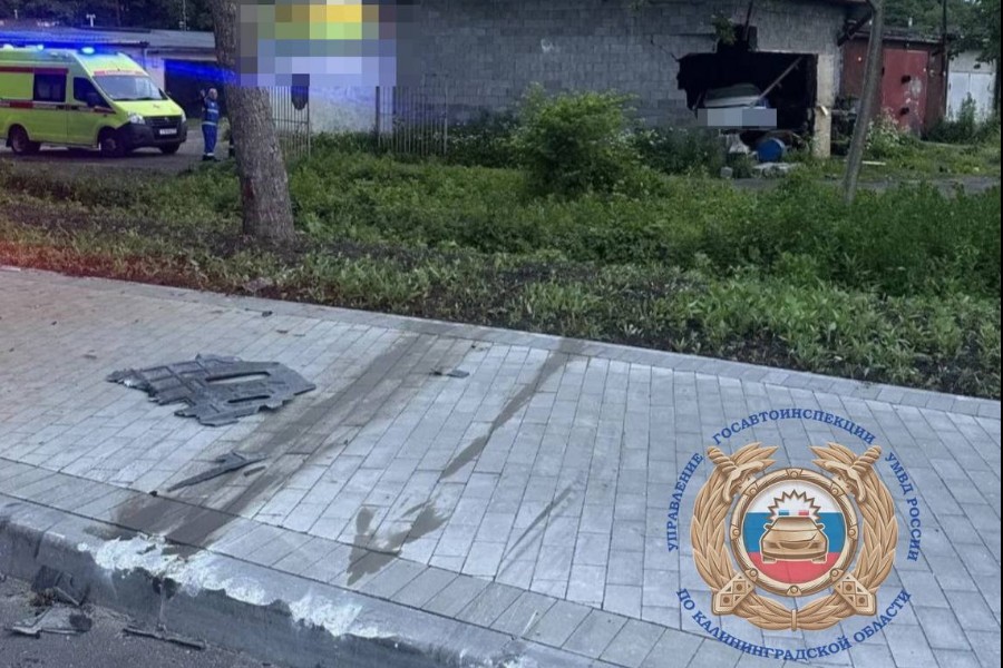В Калининграде «Baic» врезался в гараж, 23-летняя водитель погибла