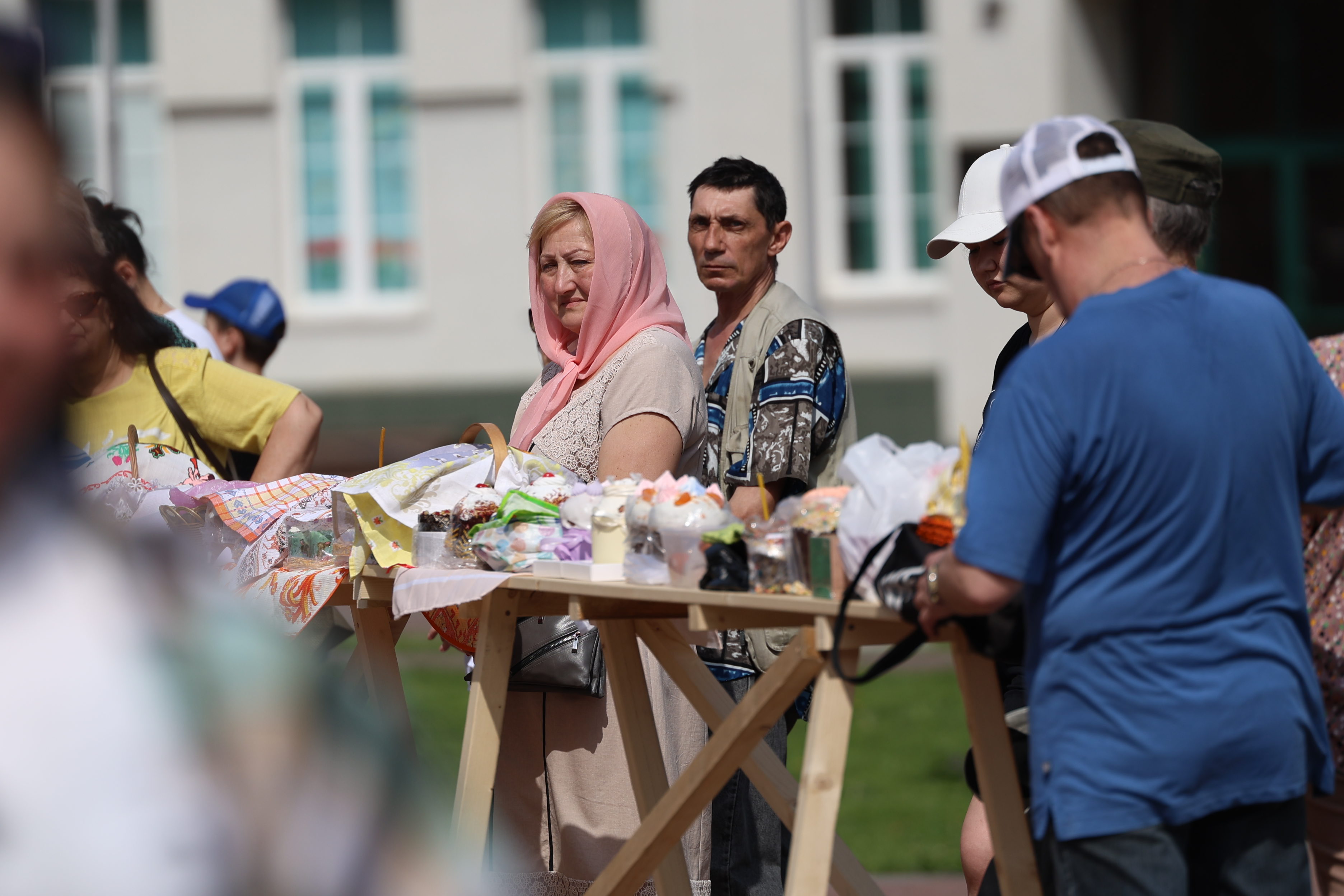 И скорбь, и радость: в калининградских храмах освящают куличи перед Пасхой (фото)