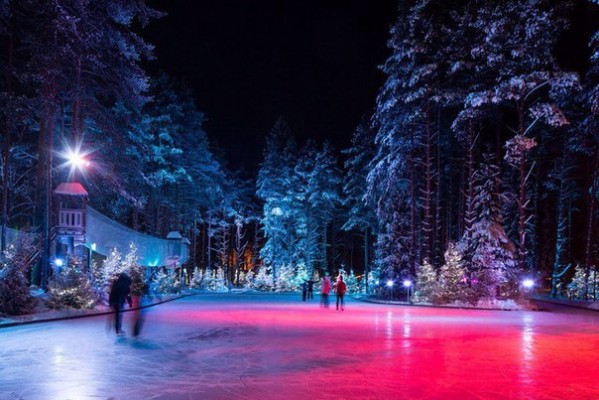 Лёд, музыка и лес: катаемся на коньках в одном из самых романтических мест 