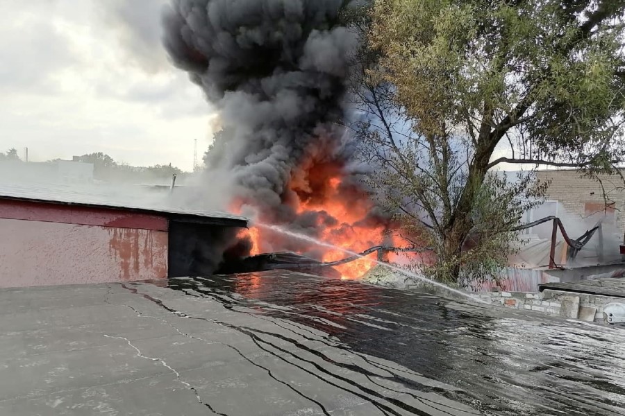 Во время пожара на ул. Рыбников в автомастерской сгорели 2 машины