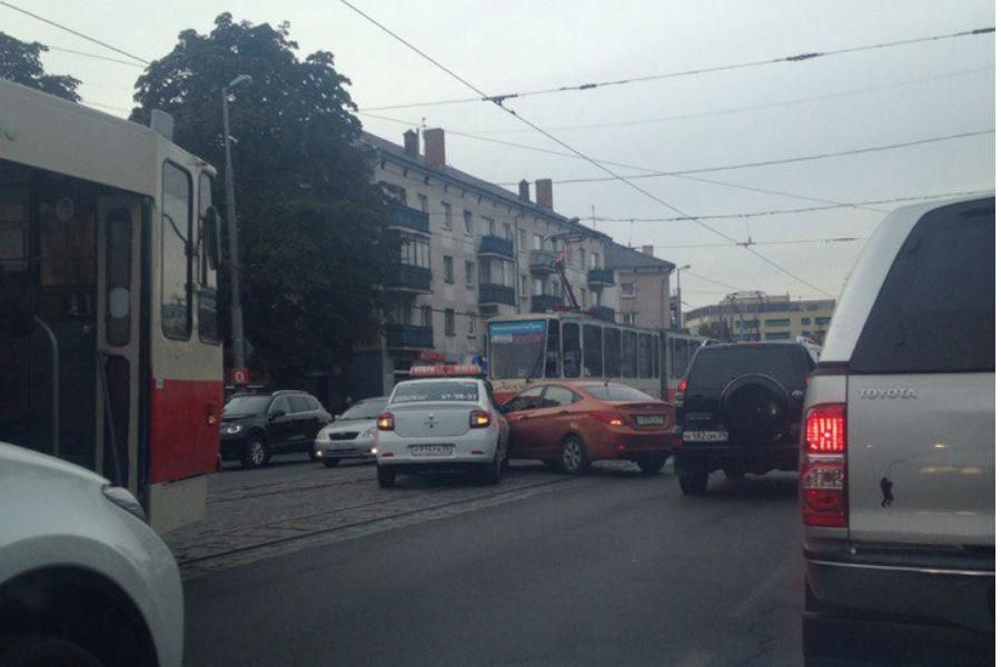 ДТП с такси в центре Калининграда блокировало движение трамваев (фото)