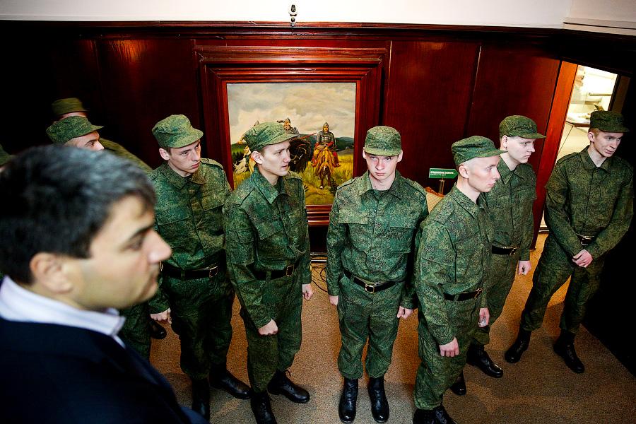 За кремлевскими стенами: 10 калининградцев отправились в Президентский полк