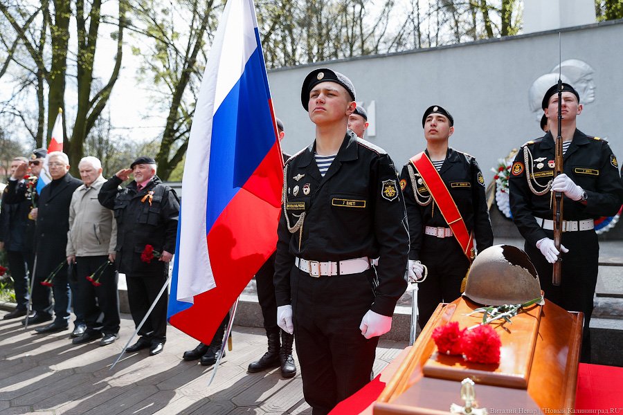 Память героям: в Калининграде перезахоронили найденных поисковиками воинов