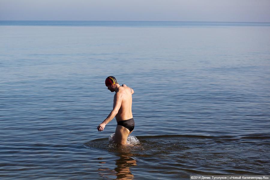 Зеленоградец поздравил женщин с 8 Марта, проплыв больше километра в ледяной воде