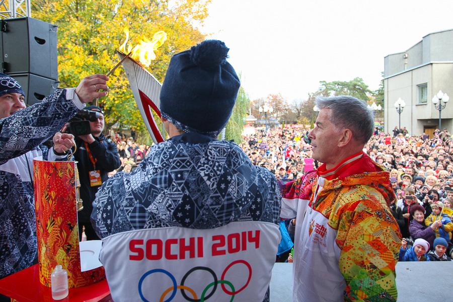 «Огоньку не найдется?»: Светлогорск встретил олимпийскую эстафету