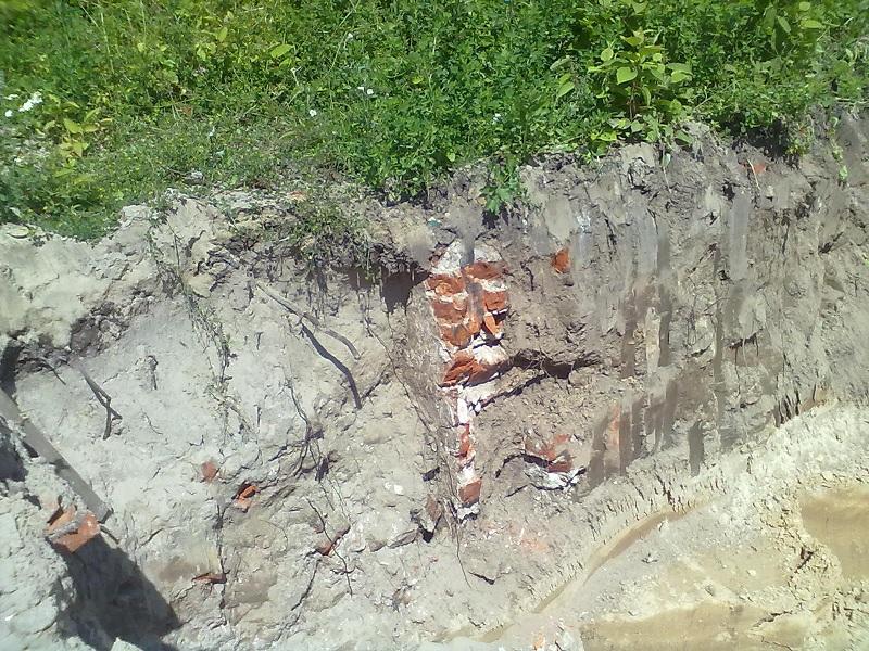 Кости в коробку: строители часовни в Калининградской области разорили немецкие могилы (фото)